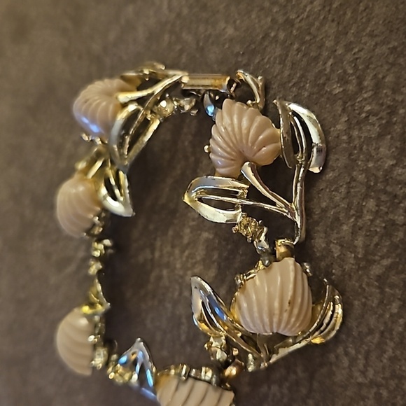 5/$25 VTG 1950s Carved Acrylic Floral Metal Bracelet FLAWED - Picture 5 of 9
